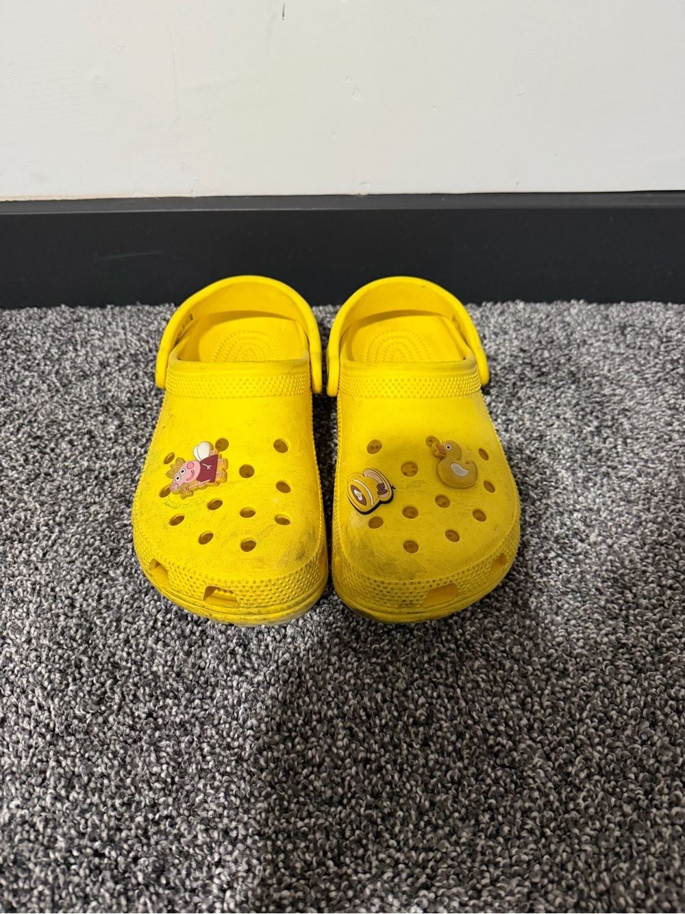 Yellow crocs men’s 5 women’s 7
